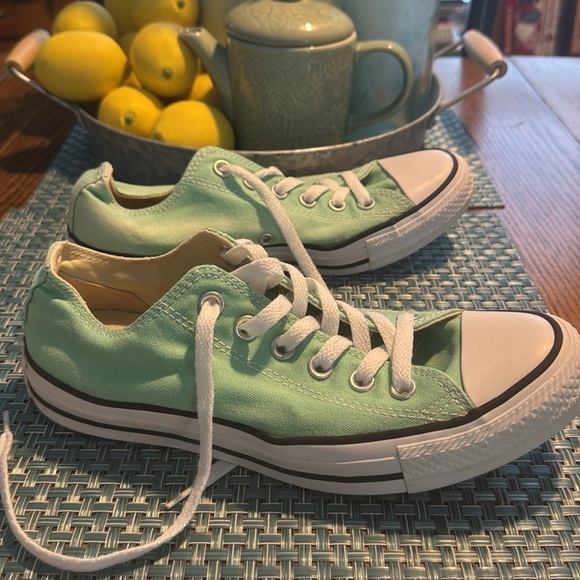 Converse Chuck Taylor All Star Womens 8  Men’s 6 Low Top Lace Up Sneaker - Picture 2 of 6